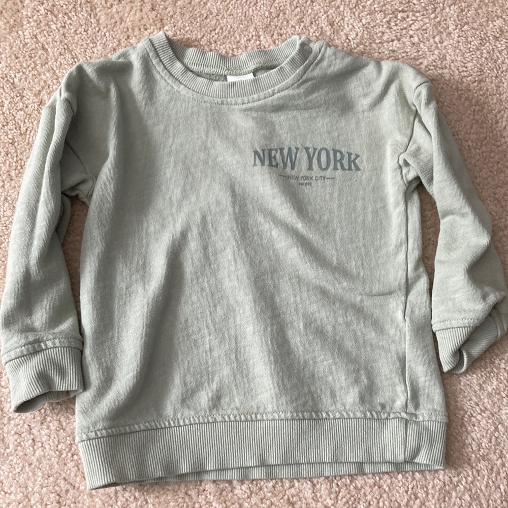 HM green sweatshirt. New York logo. Size 2T.